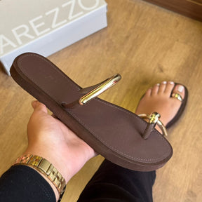 Sandalia Rasteira Arezzo Detalhe Dourado no Dedo Z191790001