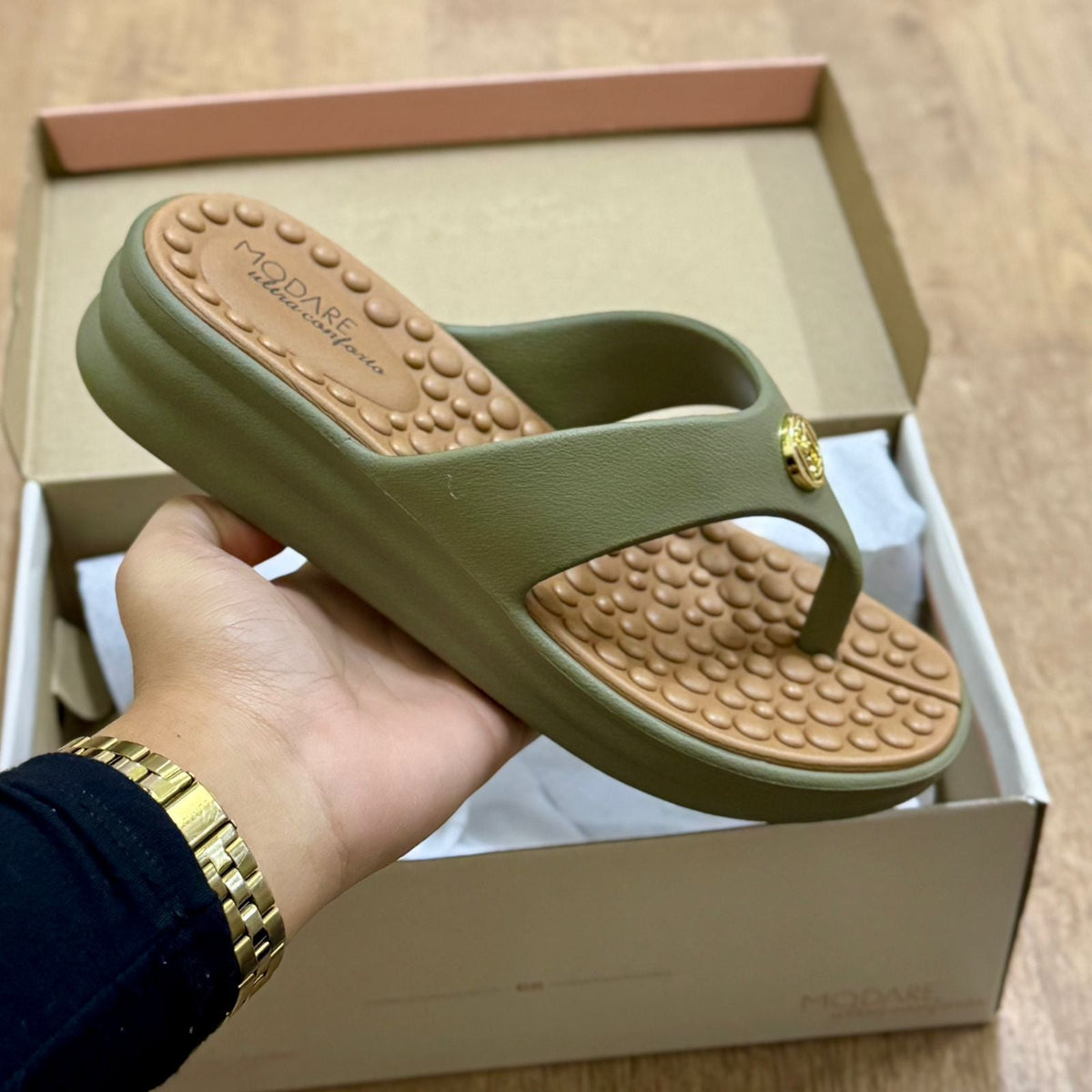 Chinelo Modare Detalhe da Marca Dourado 7213.100