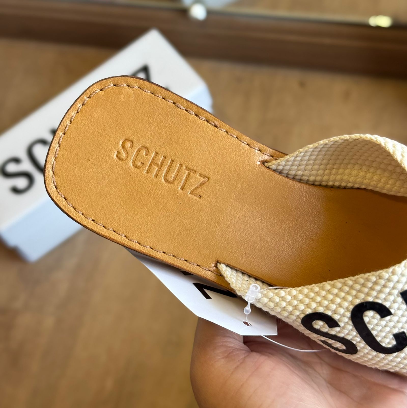 Sandália Schutz  Rasteira de X  Logo S208890004