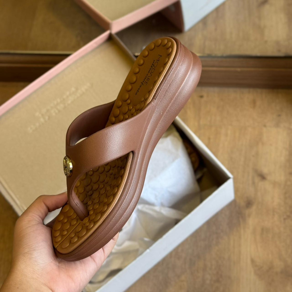 Chinelo Modare Detalhe da Marca Dourado 7213.100