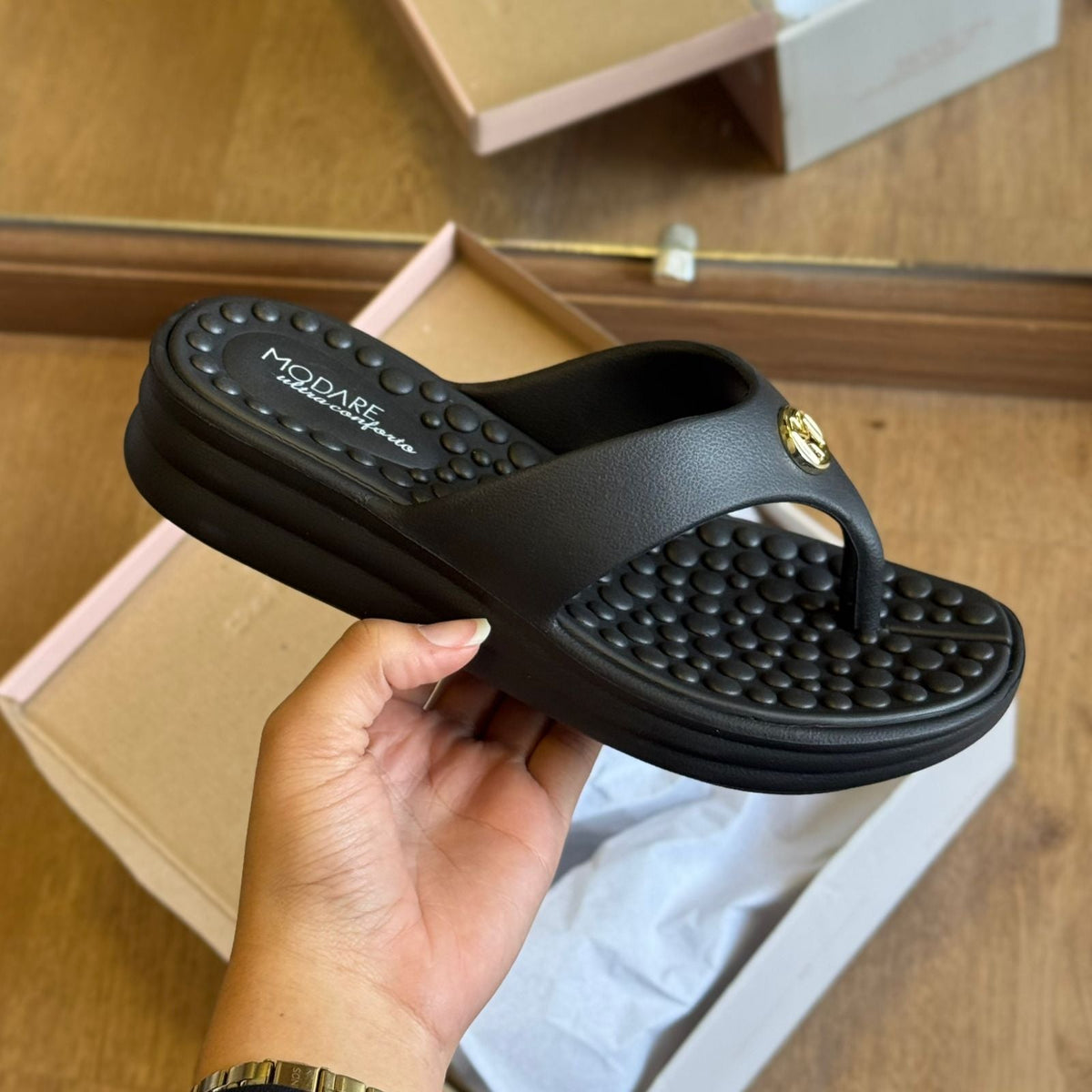 Chinelo Modare Detalhe da Marca Dourado 7213.100