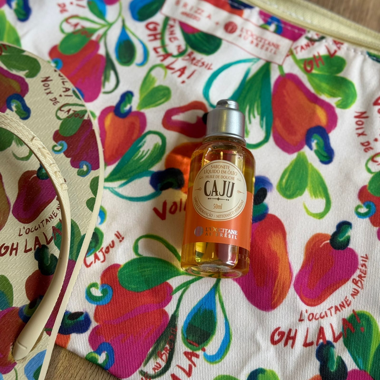 Chinelo de Dedo Arezzo + Sabonete e Necessaire Colab Loccitane Z190260