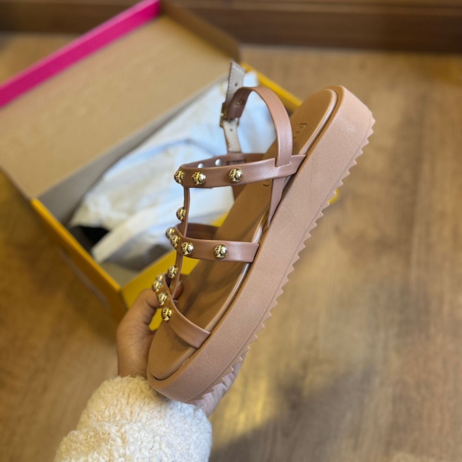 Sandália Moleca Detalher de Bolinhas Douradas 5489.119