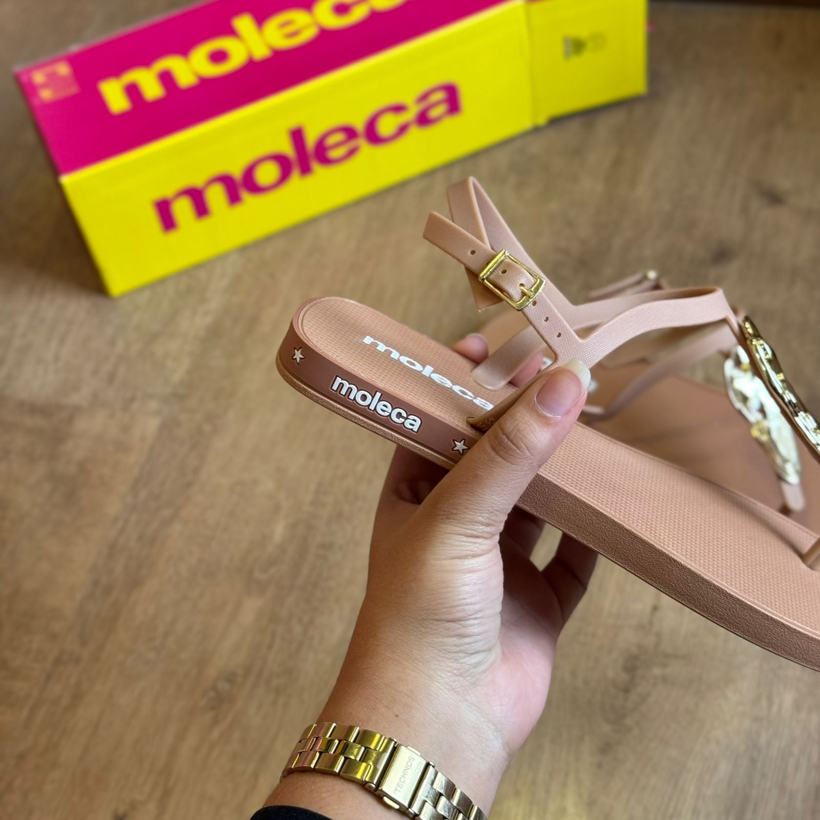 Sandália Rasteira Moleca Detalhe Dourado na Tira 5552.201