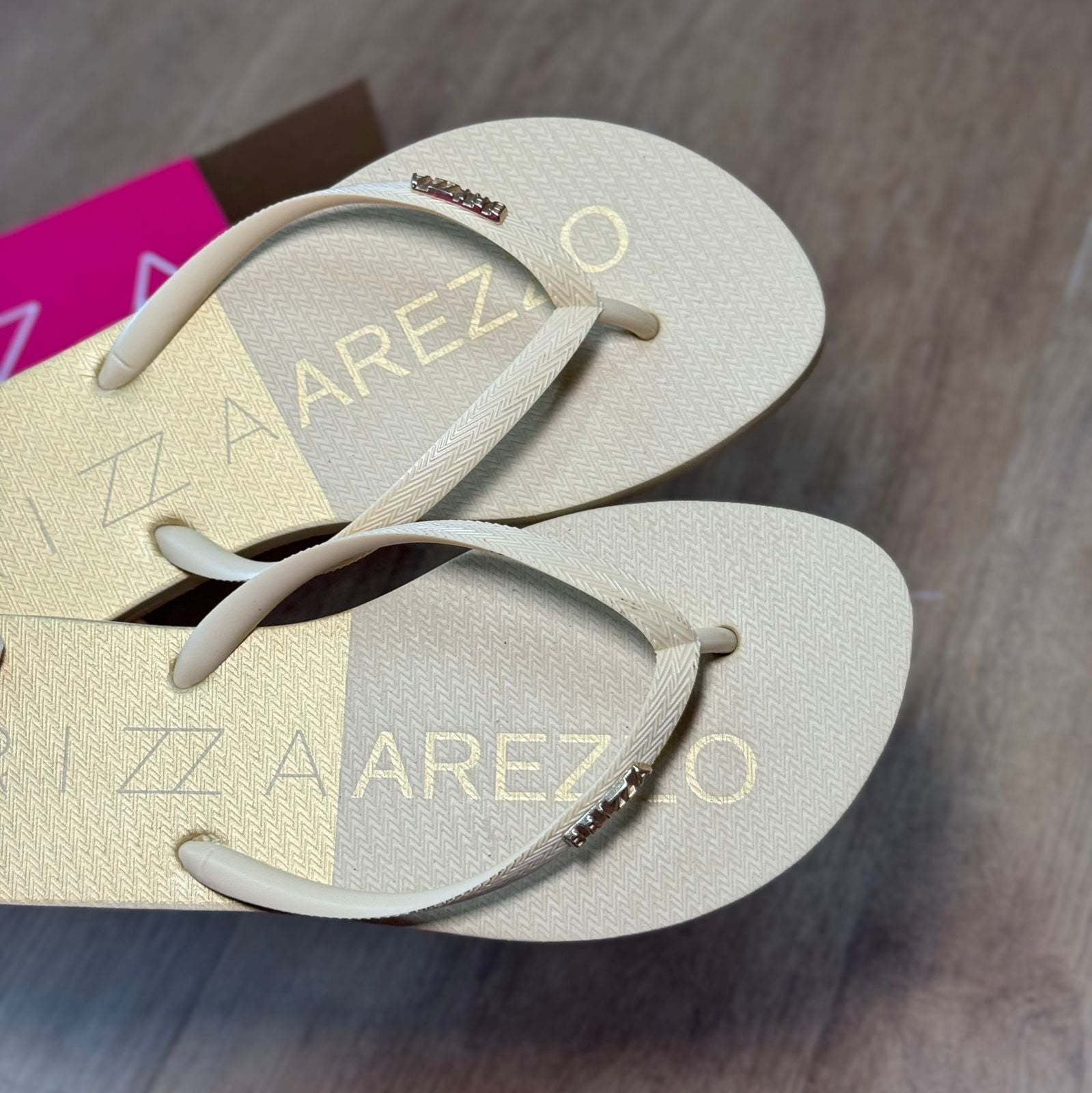 Chinelo de Dedo Arezzo Bicolor Z190260142