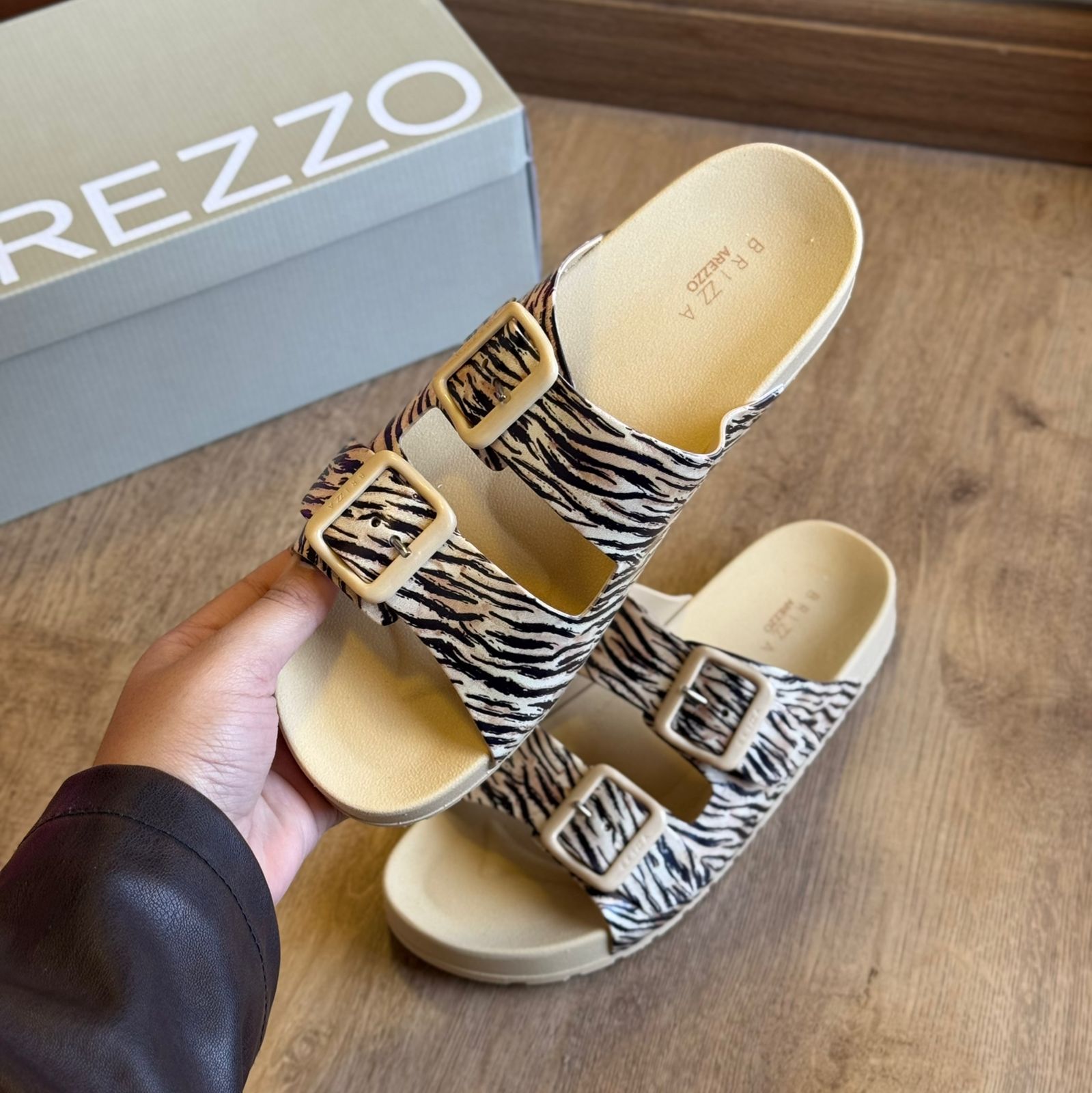 Chinelo Arezzo Slide com Fivelas Duplas Z190480004