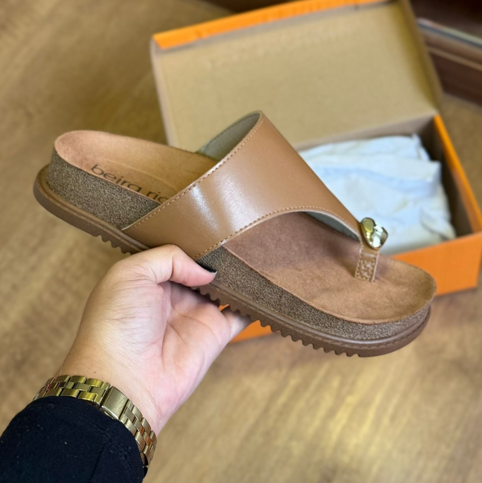 Sandália Papete Beira Rio Detalhe Dourado no Dedo 8524.110