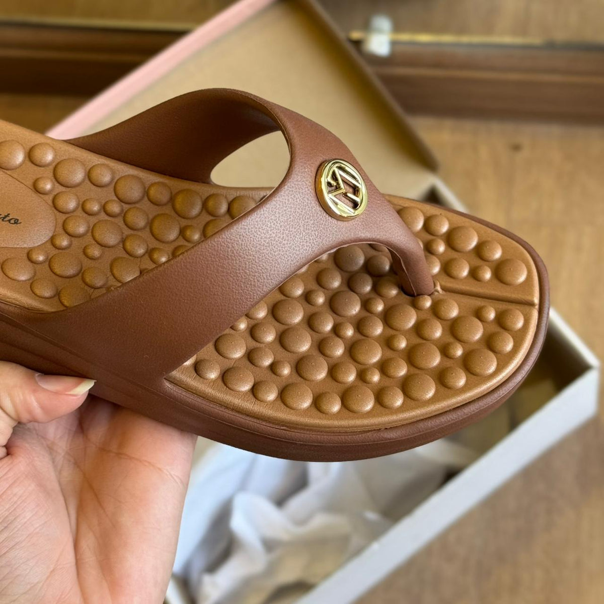 Chinelo Modare Detalhe da Marca Dourado 7213.100