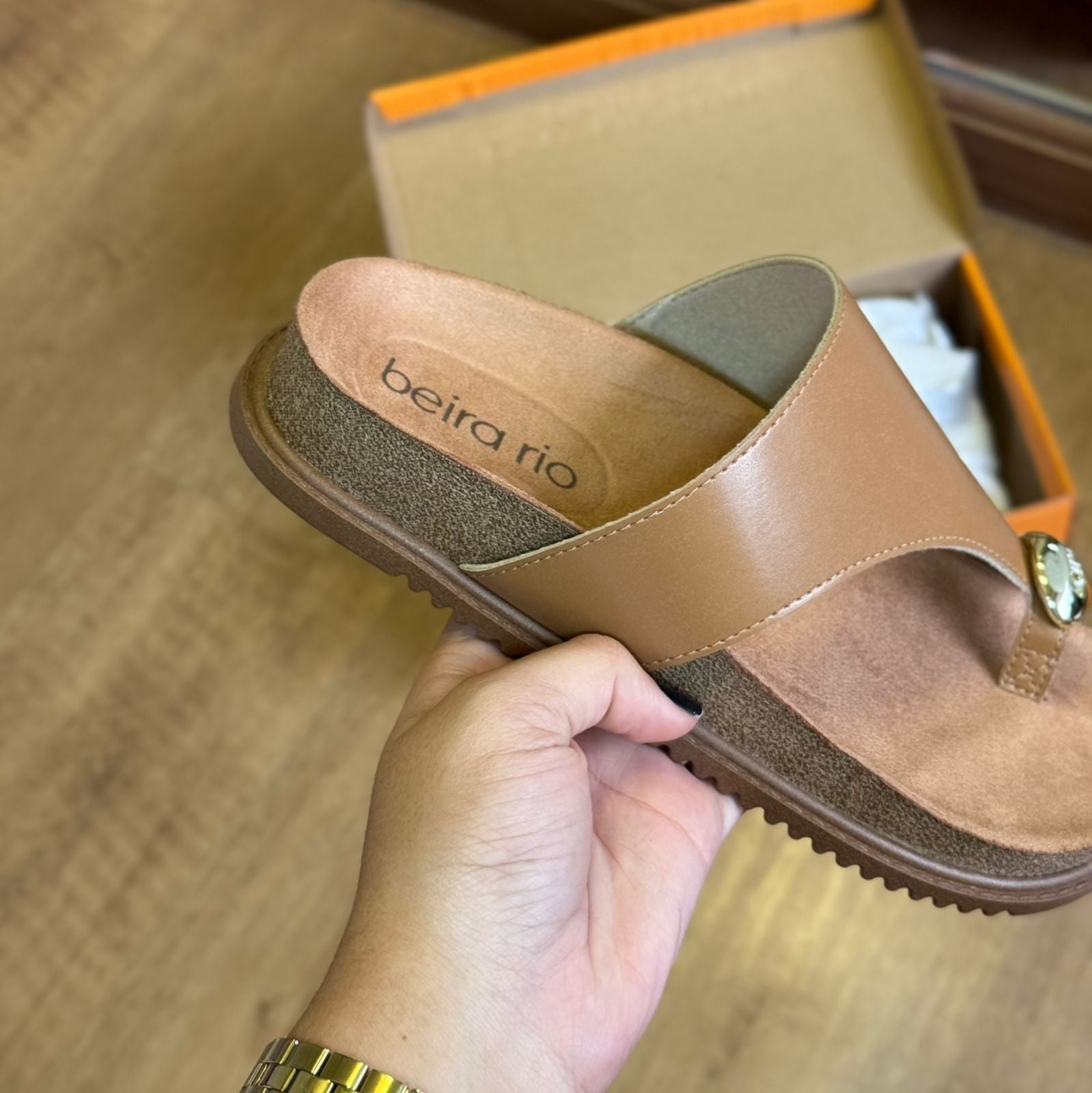 Sandália Papete Beira Rio Detalhe Dourado no Dedo 8524.110