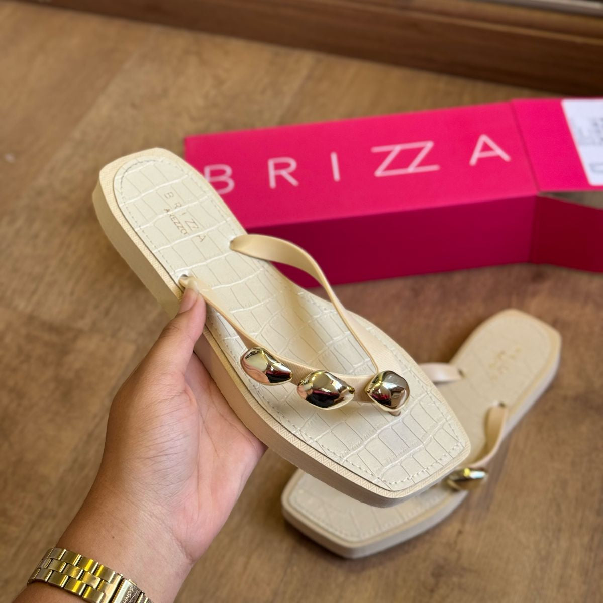 Chinelo de Dedo Arezzo com Detalhes Brilhosos Z190270254