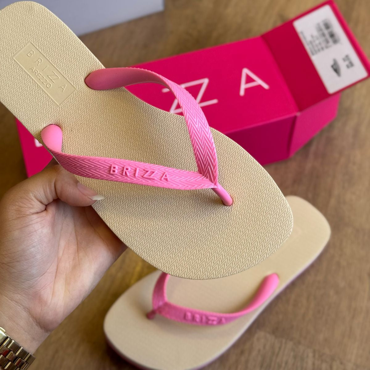 Chinelo de Dedo Arezzo Bicolor Roma Basics Z190350006