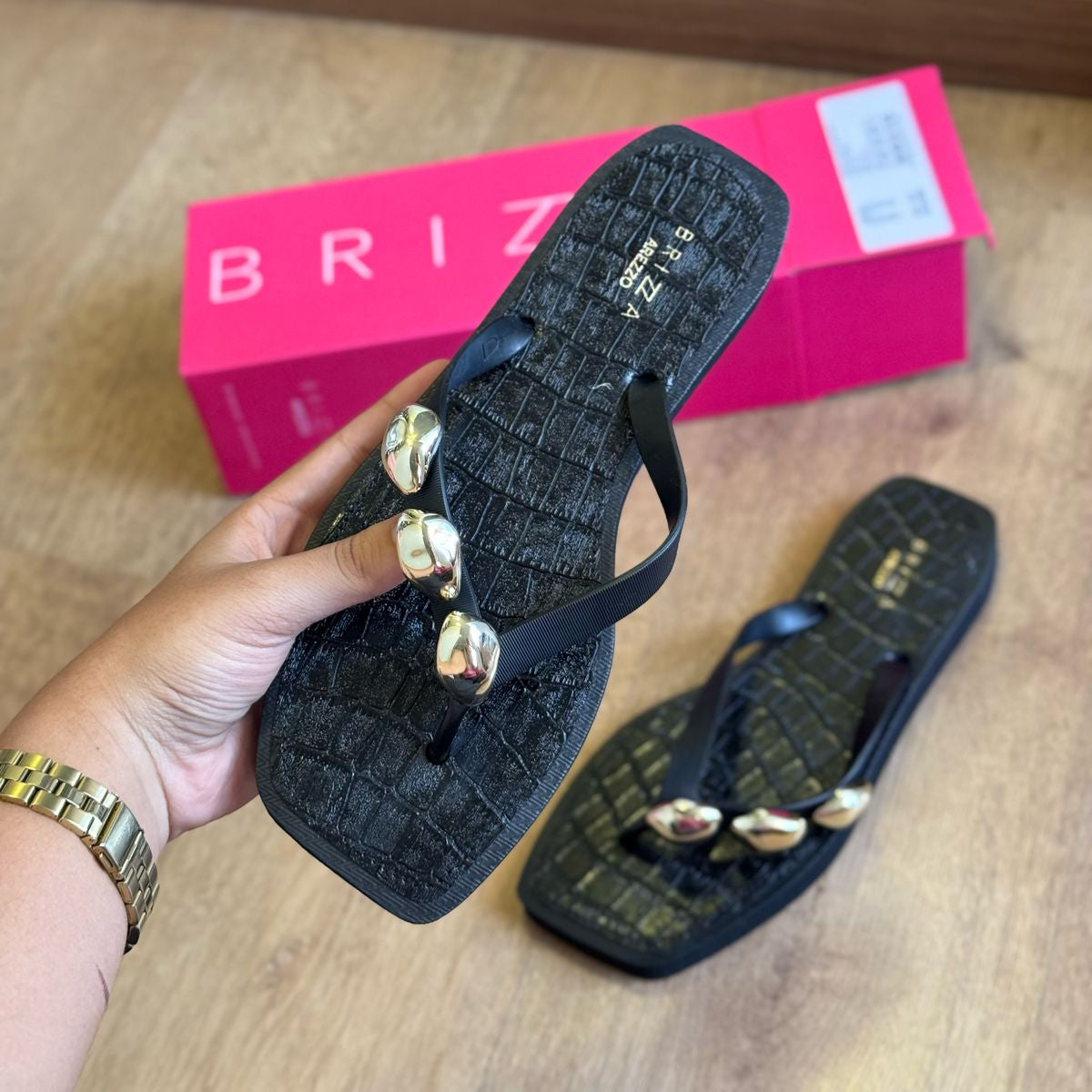 Chinelo de Dedo Arezzo com Detalhes Brilhosos Z190270254