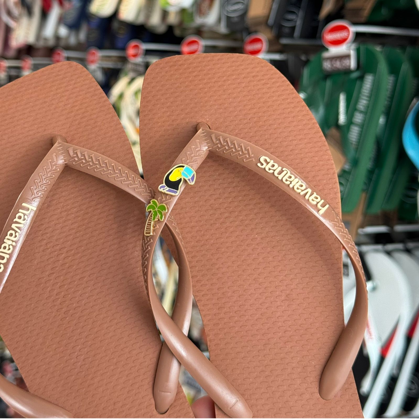 Havaianas Slim Square Logo Pop + Pin Tucano e Coqueiro