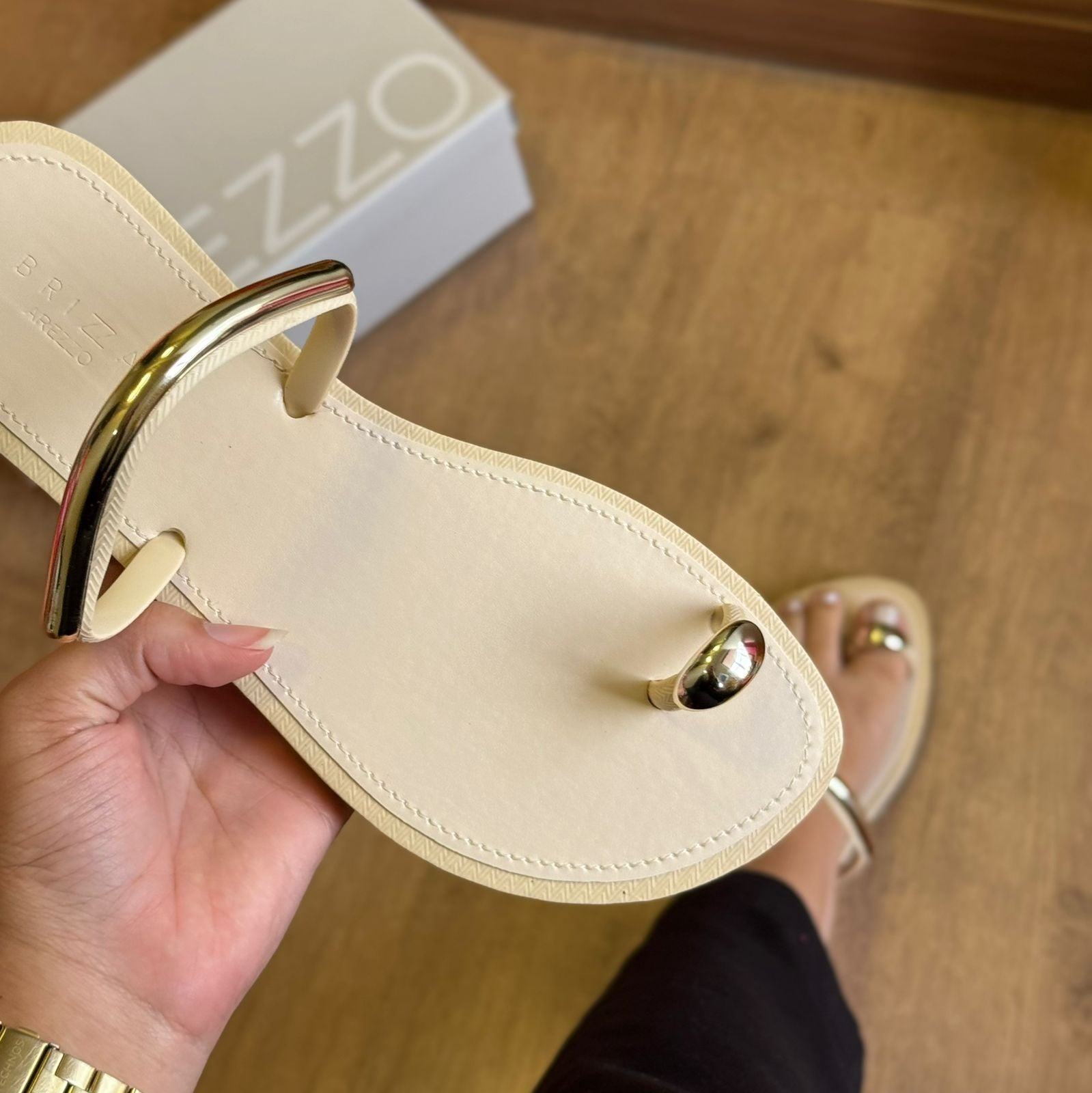 Sandalia Rasteira Arezzo Detalhe Dourado no Dedo Z191790001