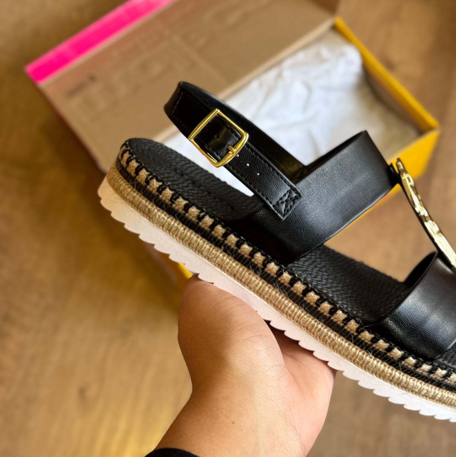 Sandália Moleca Detalhe Dourado no Cabedal 5447.526