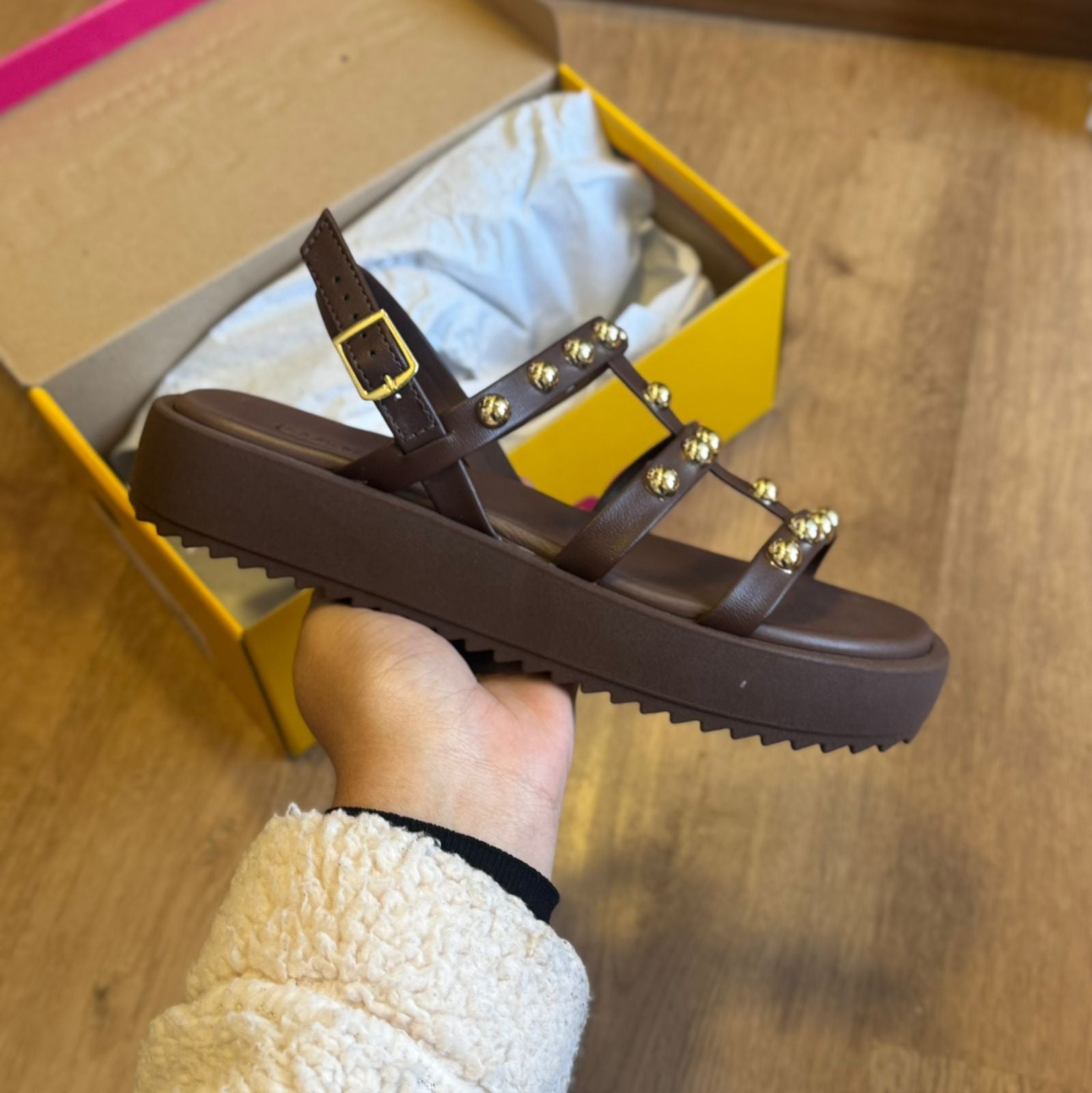 Sandália Moleca Detalher de Bolinhas Douradas 5489.119