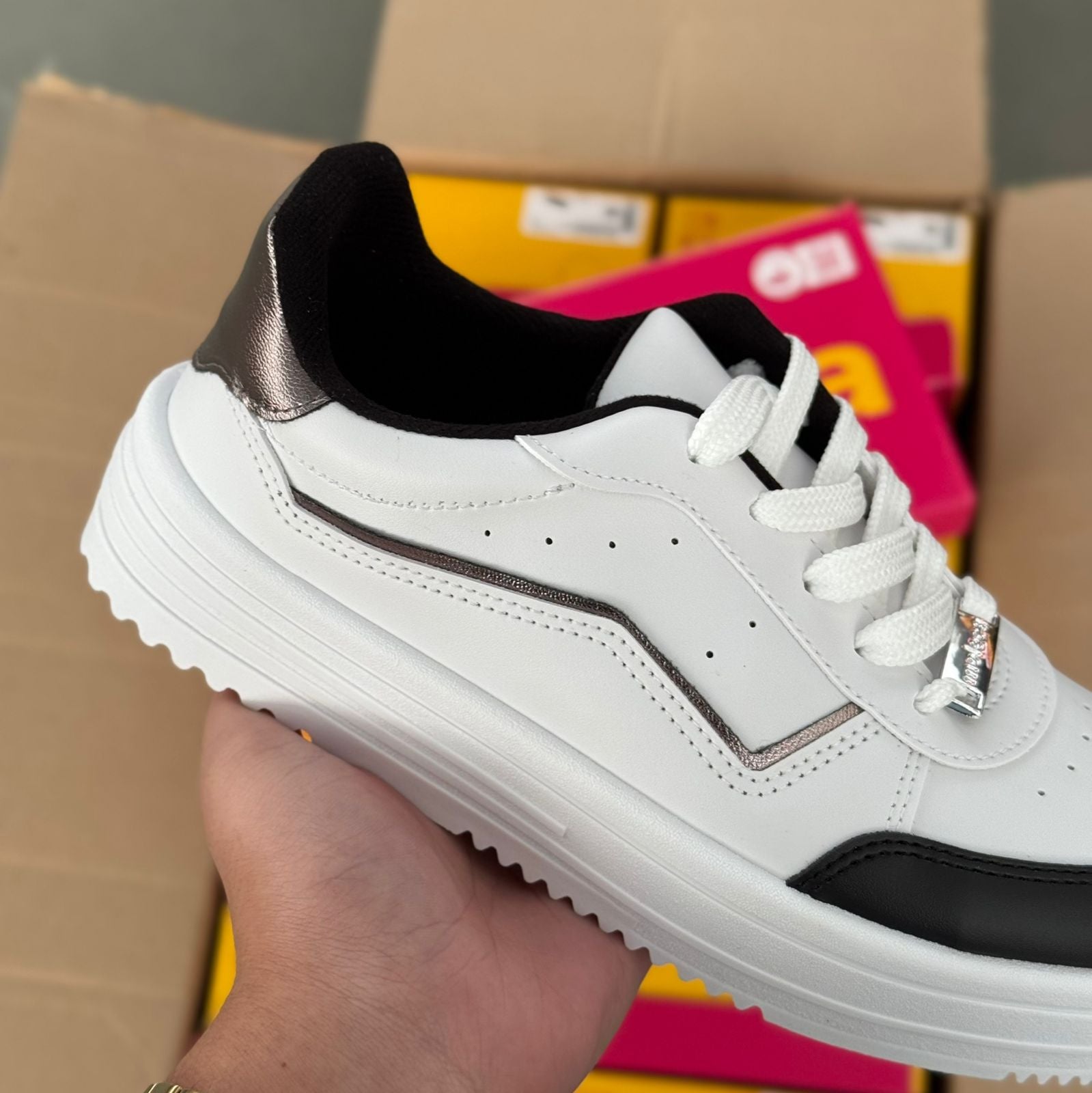 Tênis Moleca Casual Risco Metálico 5782.316