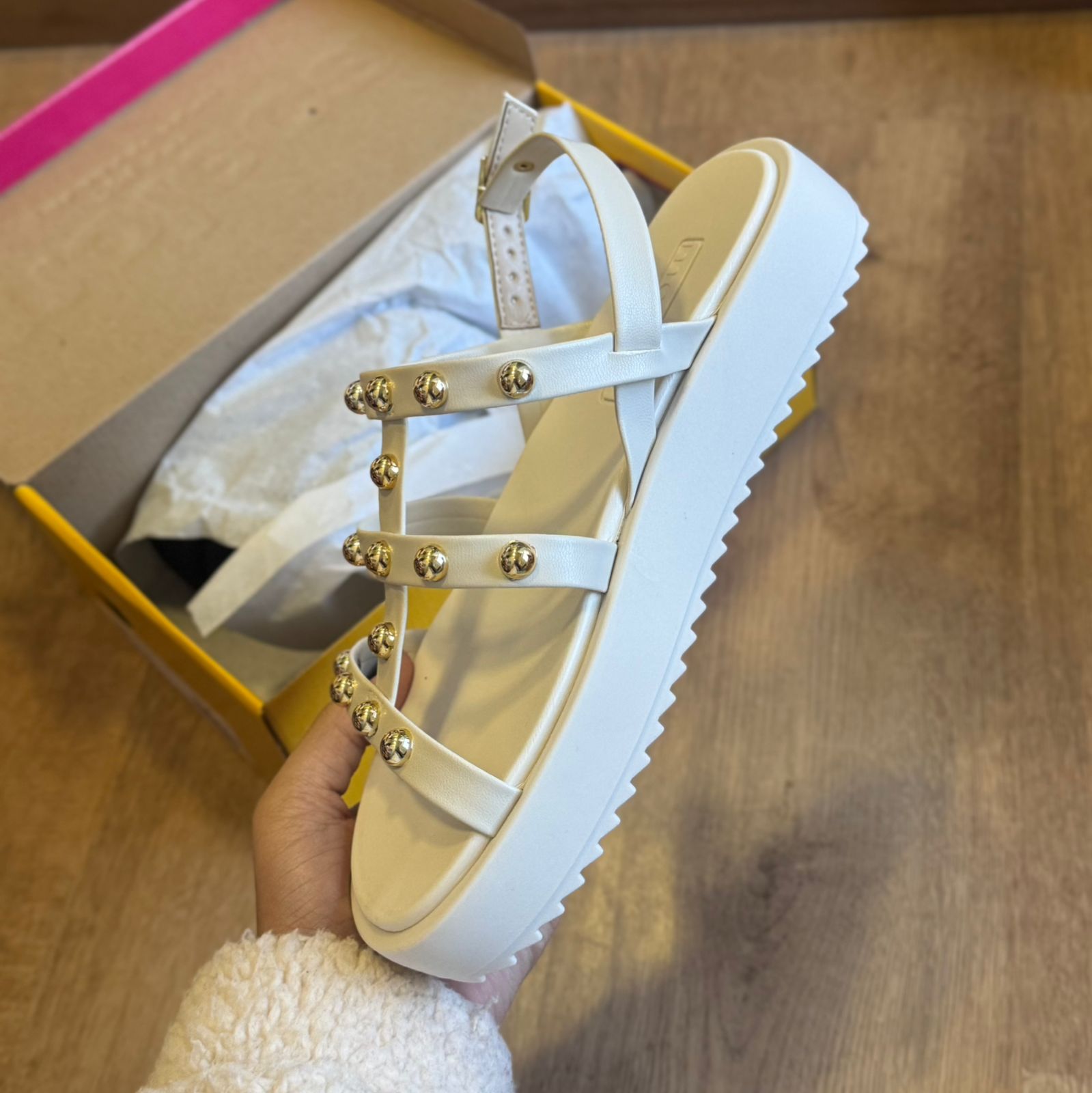 Sandália Moleca Detalher de Bolinhas Douradas 5489.119