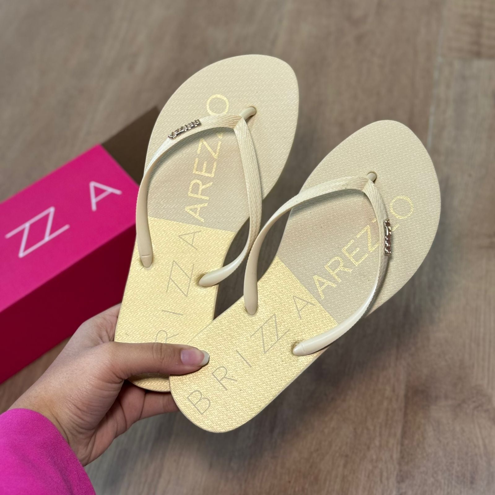 Chinelo de Dedo Arezzo Bicolor Z190260142