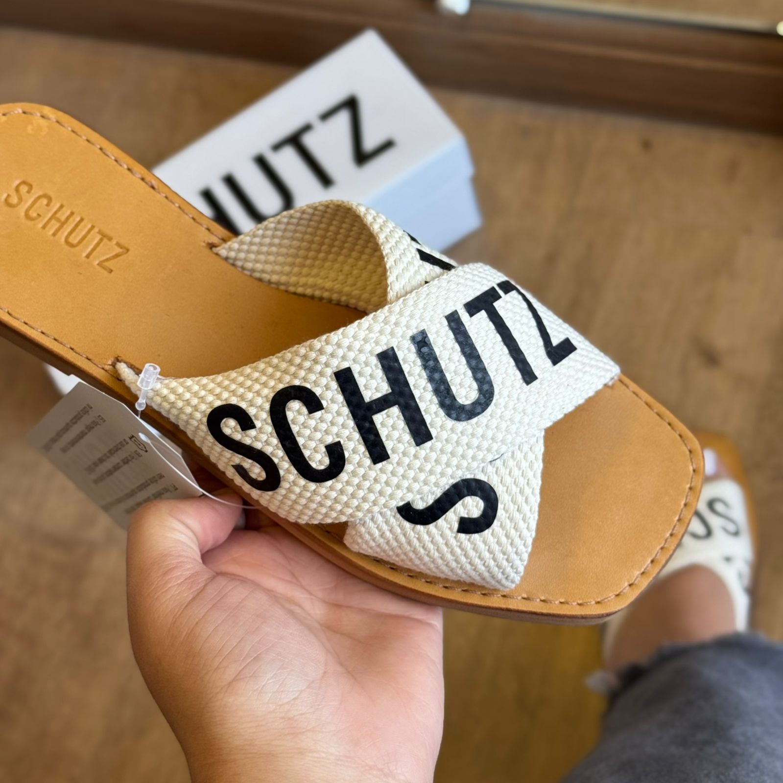 Sandália Schutz  Rasteira de X  Logo S208890004