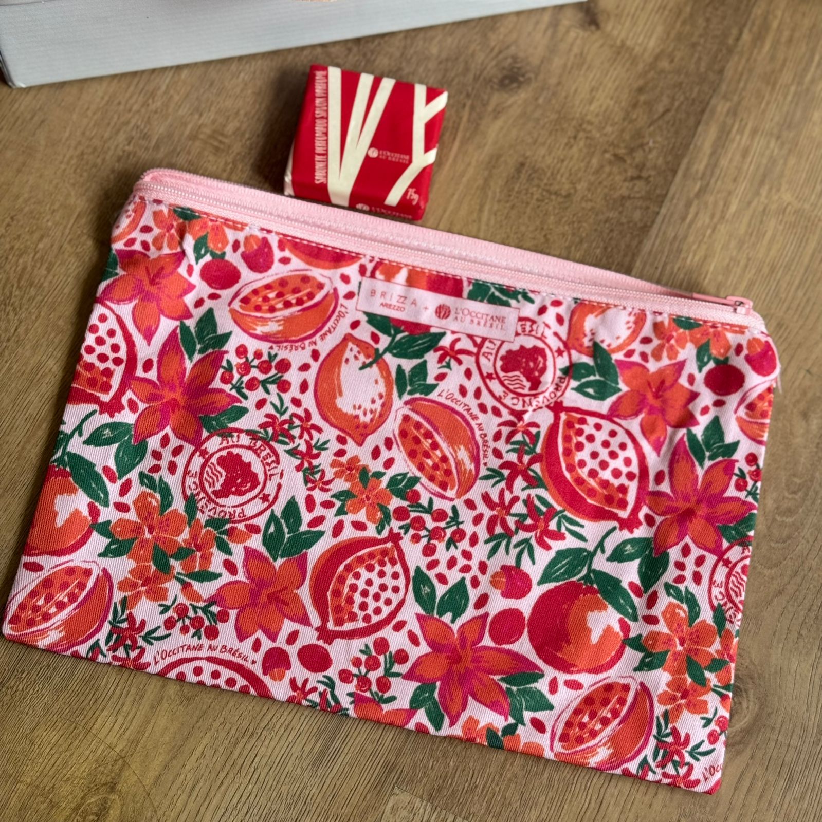 Chinelo de Dedo Arezzo + Sabonete e Necessaire Colab Loccitane Z190260