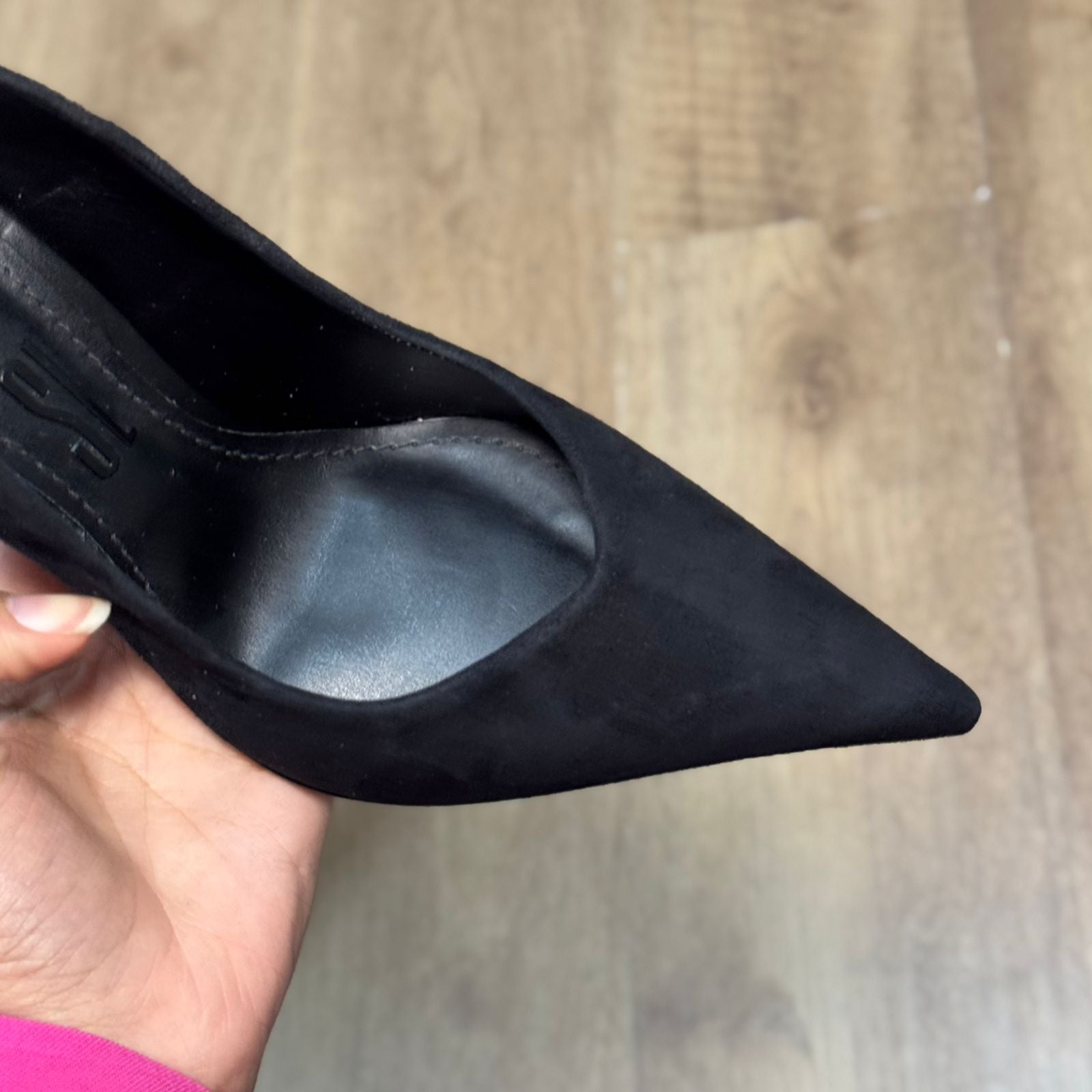 Scarpin Santa Lolla One Couro Camurça Bico Fino Salto Agulha 0070.2178.034A