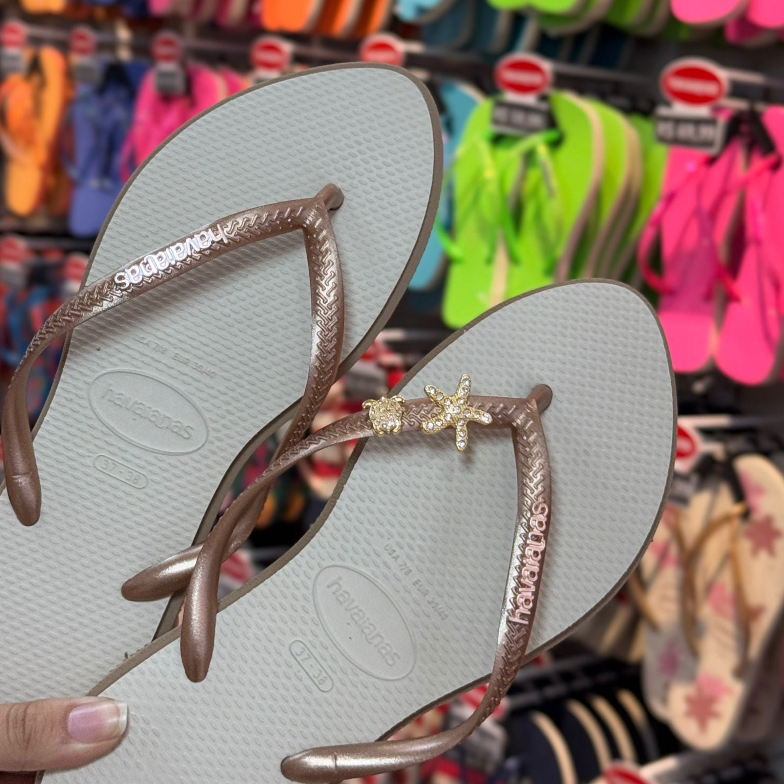 Havaianas Slim Point + Pin Estrela do Mar e Tartaruga