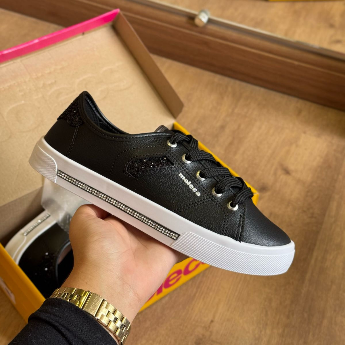 Tênis Moleca Detalhes Dourados 5667.646