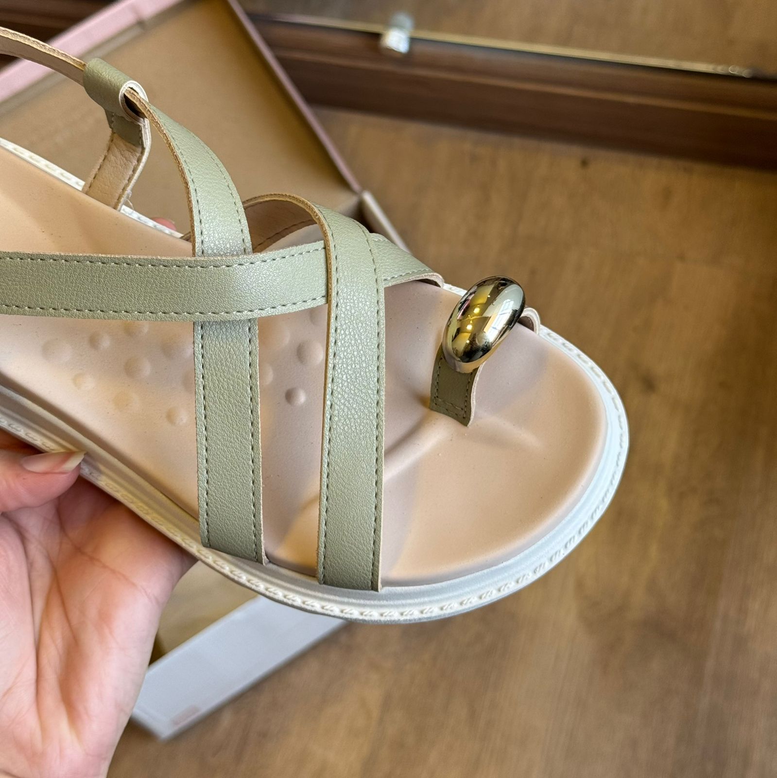 Sandália Modare Detalhe Dourado no Dedo 7200.107