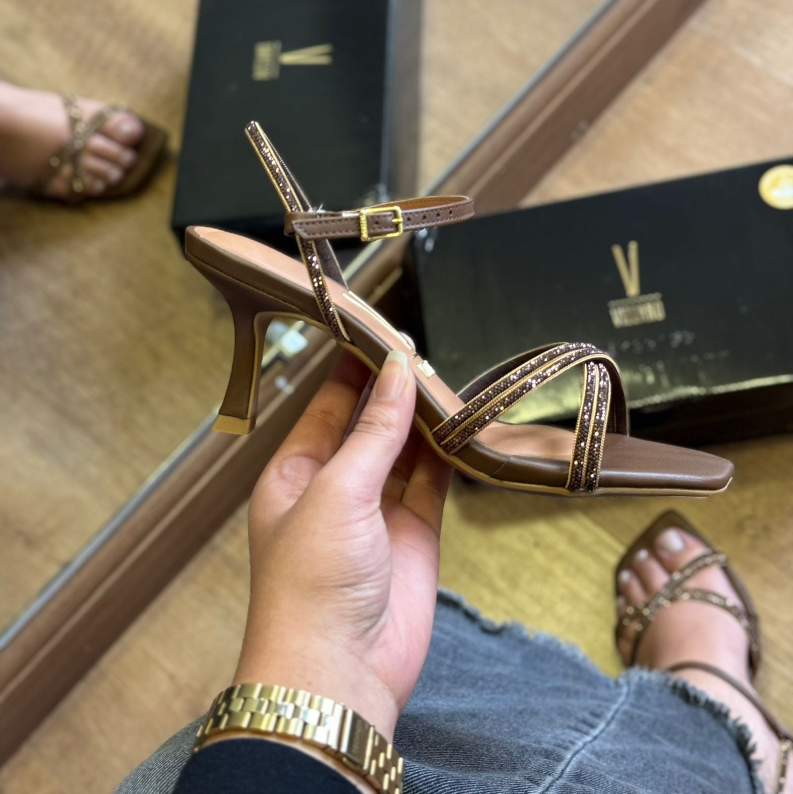 Sandália Vizzano Salto Fino Tiras Brilhosas 6536.105