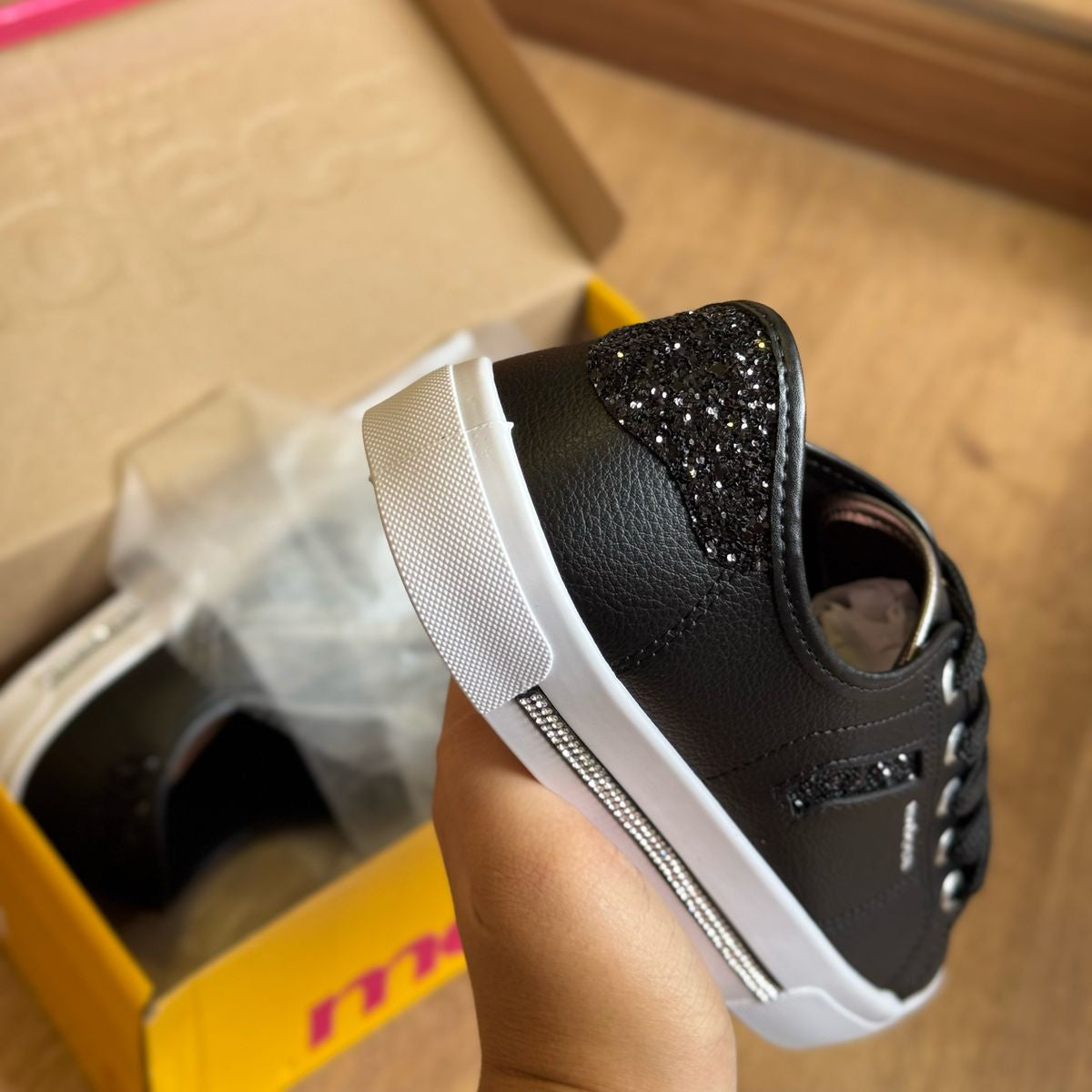 Tênis Moleca Detalhes Dourados 5667.646