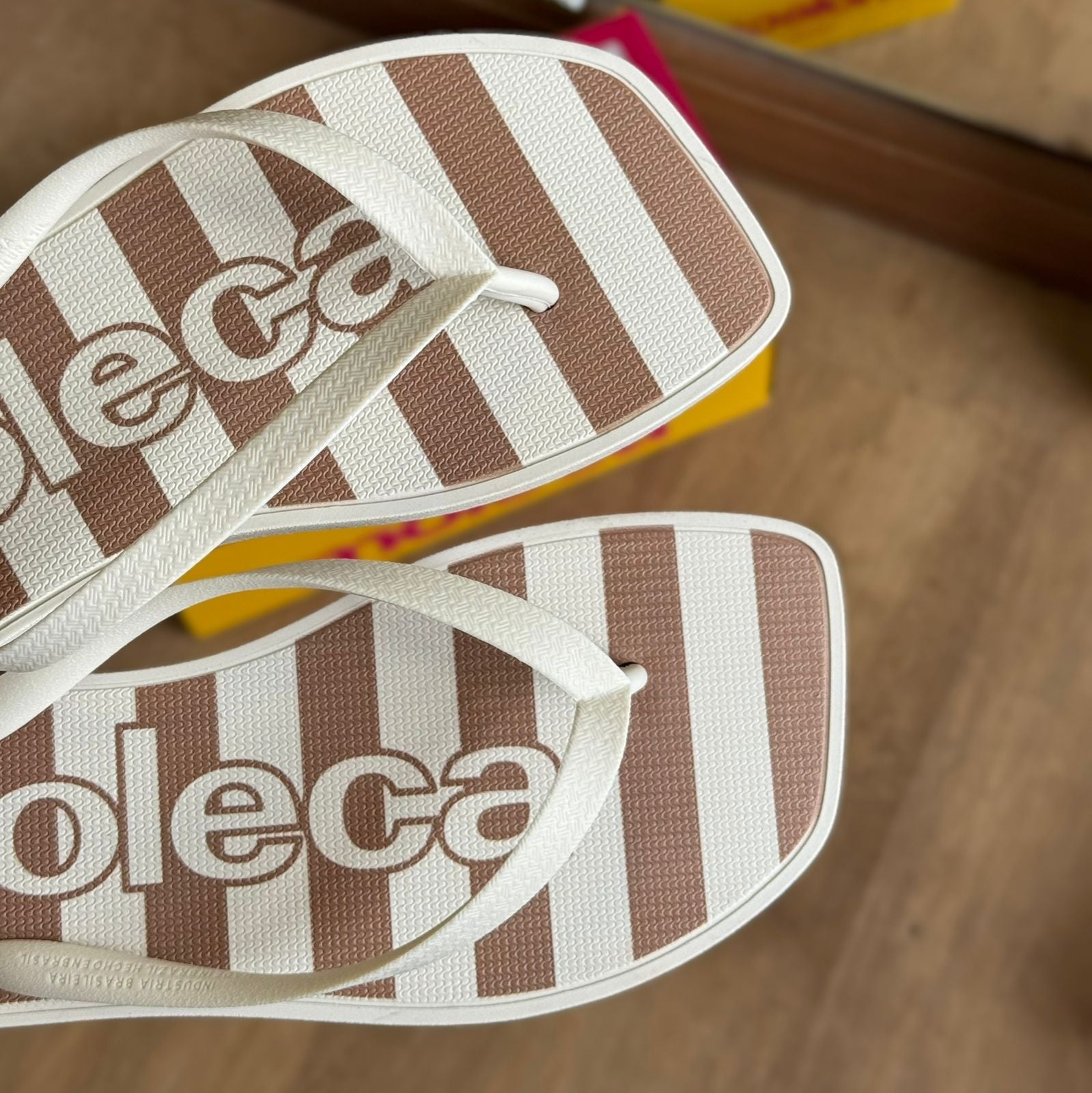 Chinelo de Dedo Moleca Listras 5552.300