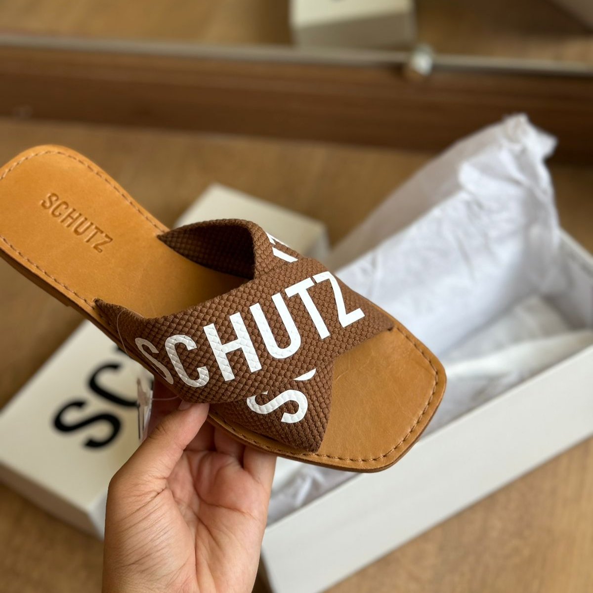 Sandália Schutz  Rasteira de X  Logo S208890004