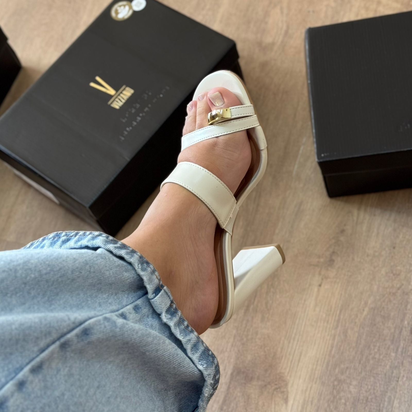 Salto Vizzano Bloco Detalhe Dourado no Dedo 6550.101