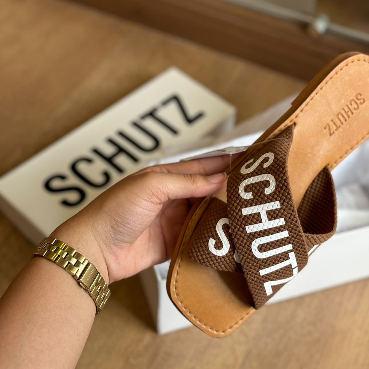 Sandália Schutz  Rasteira de X  Logo S208890004