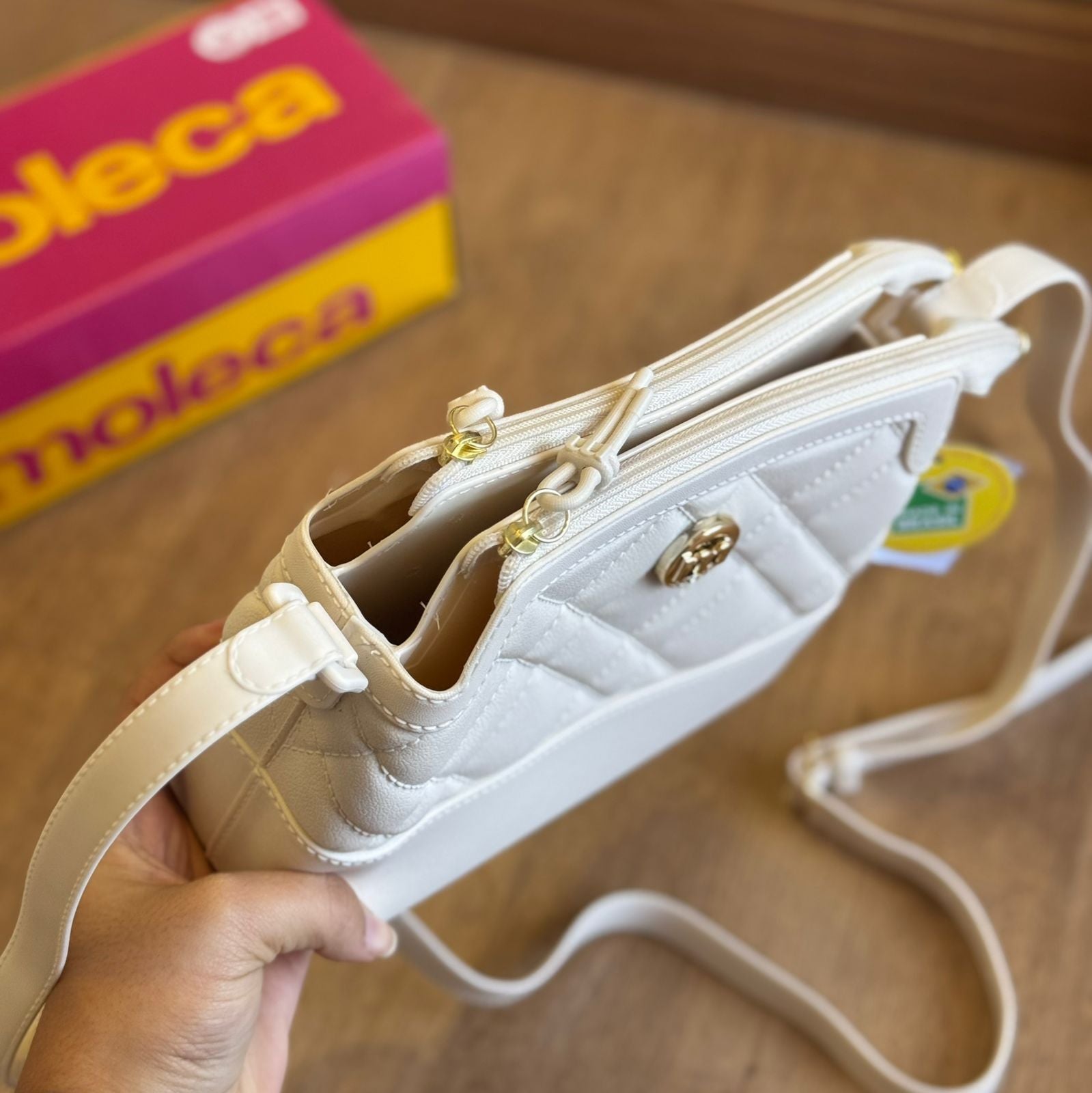 Bolsa Moleca Letra M Dourado 50062.1.31