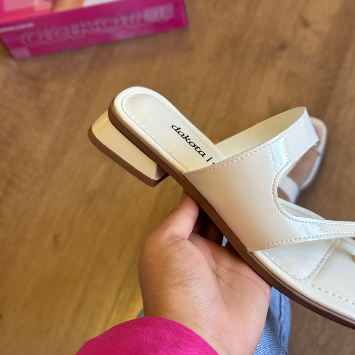 Sandália Dakota Salto Baixo Detalhe no Dedo Y8874