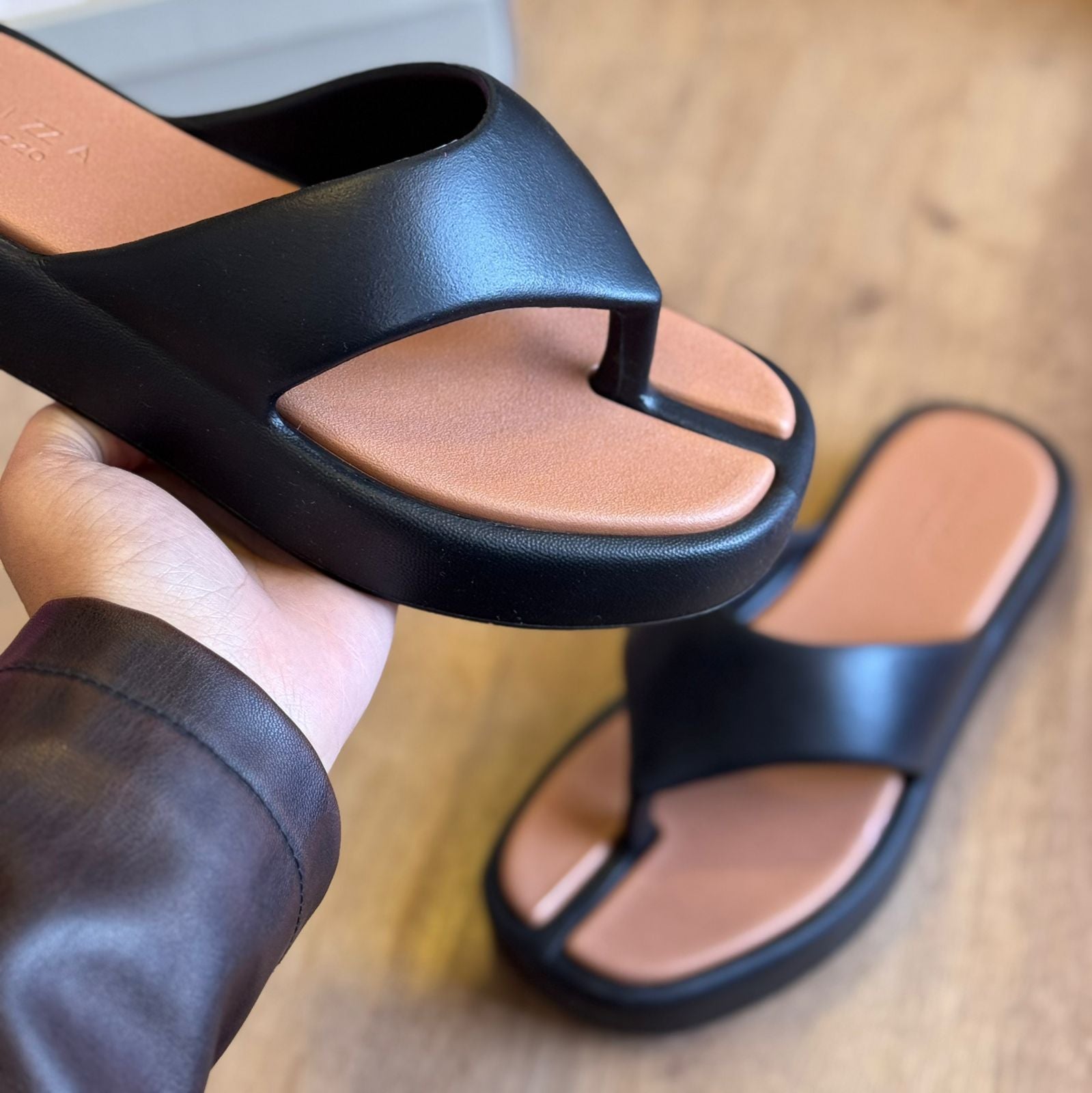 Sandália Arezzo Flatform Bicolor Tira Z191690001