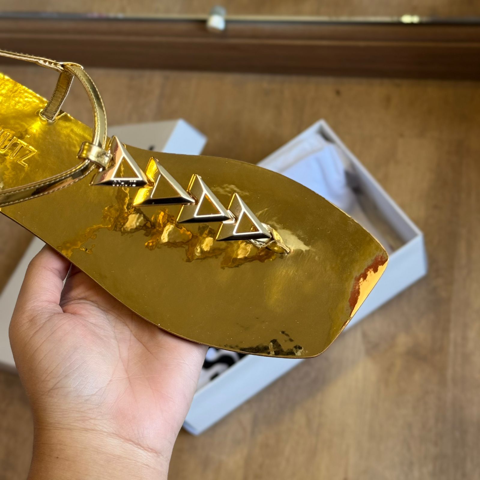 Sandália Schutz Rasteira Triangulos Dourados S224460001