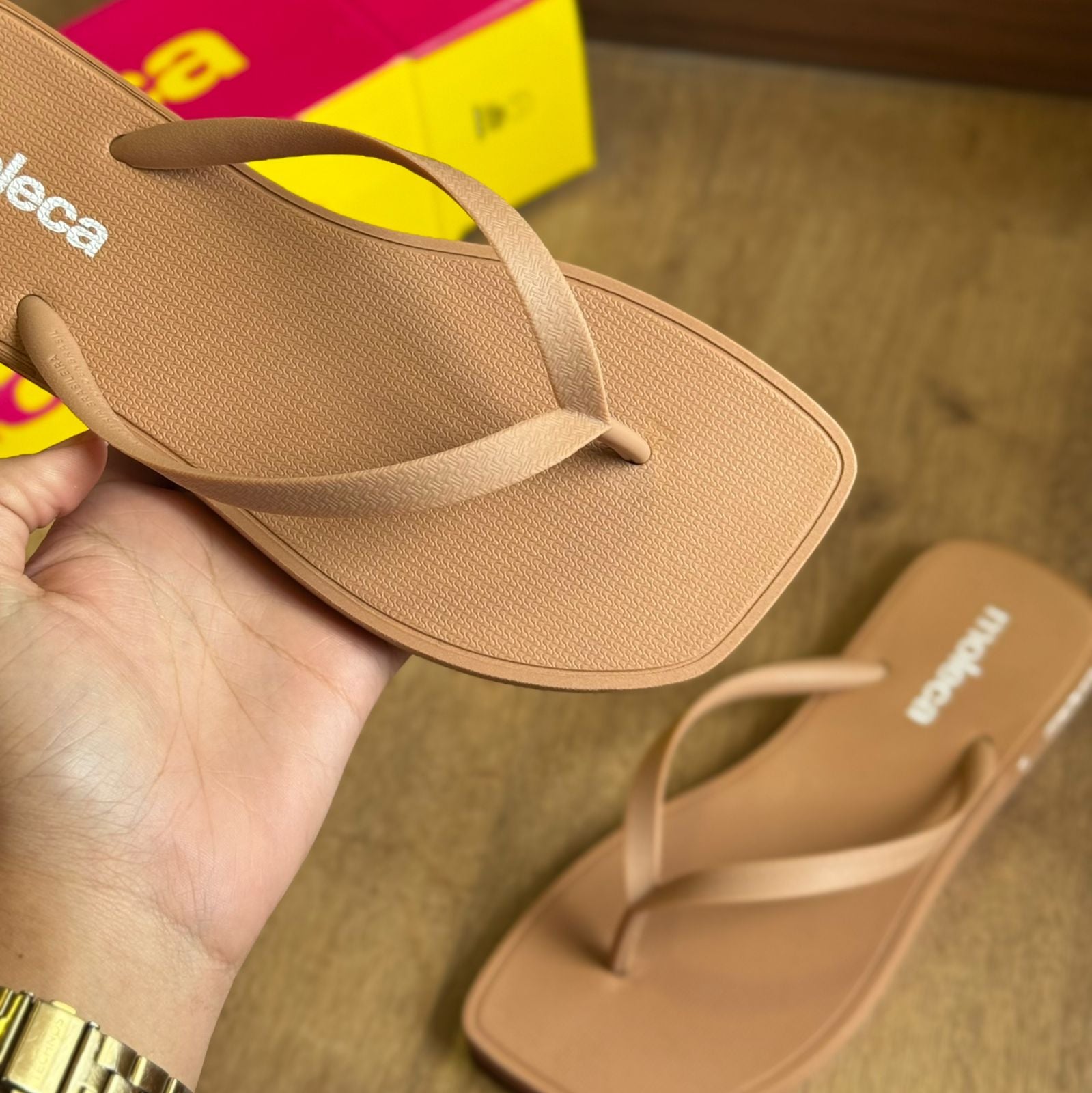 Chinelo de Dedo Moleca Detalhes da Marca 5552.200