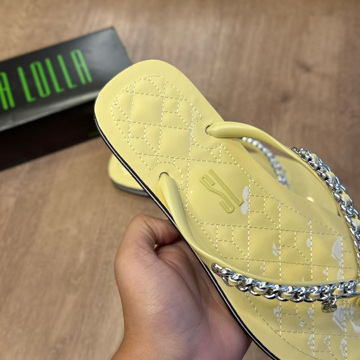 Sandália Santa Lolla Flip Flop Corrente Dourada 0106.0D67