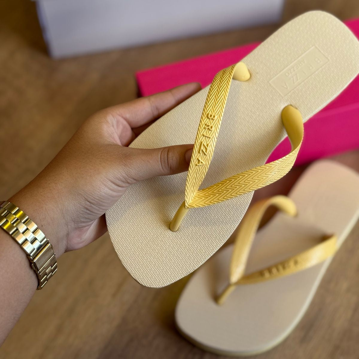 Chinelo de Dedo Arezzo Bicolor Roma Basics Z190350006