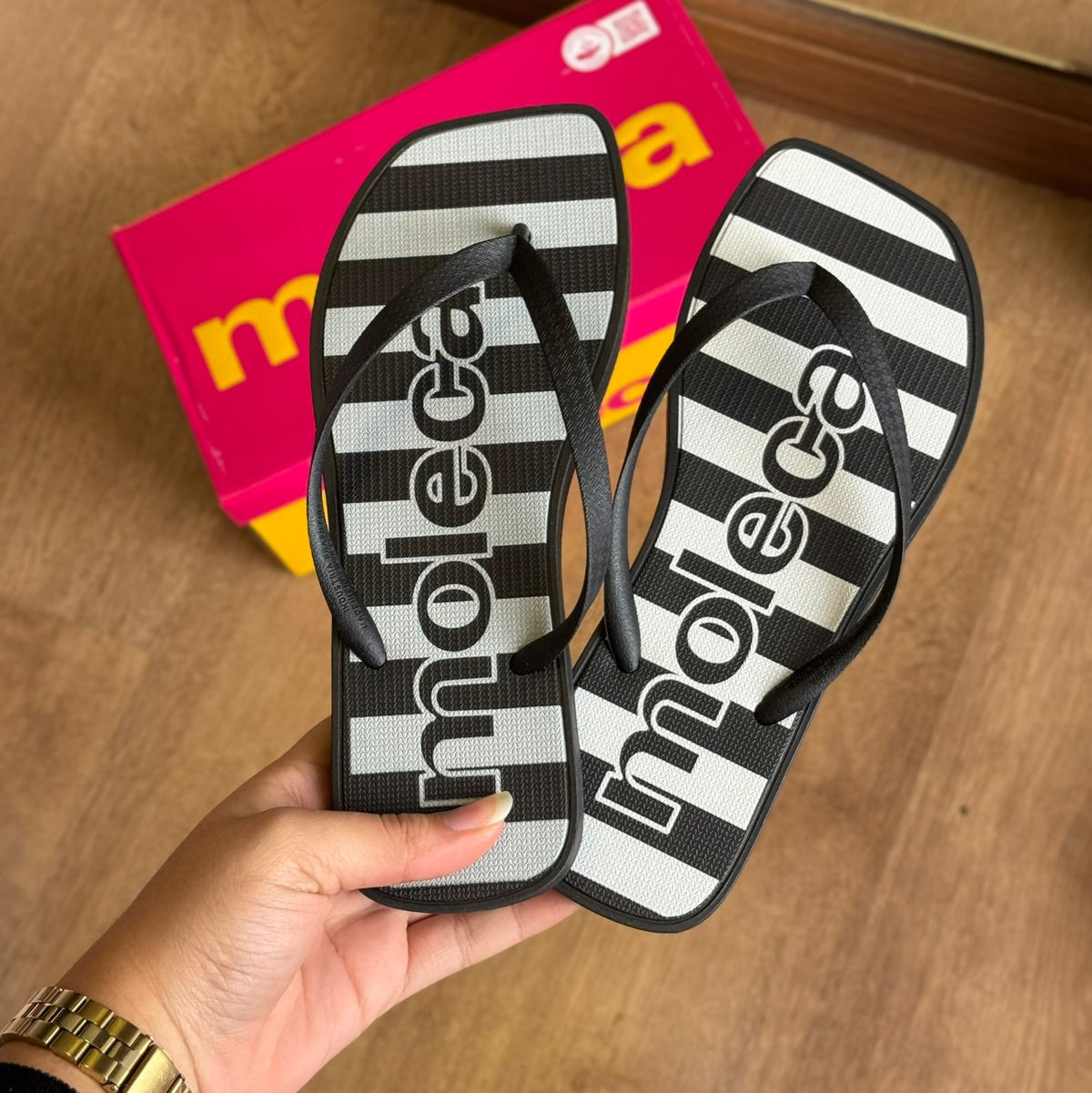 Chinelo de Dedo Moleca Listras 5552.300