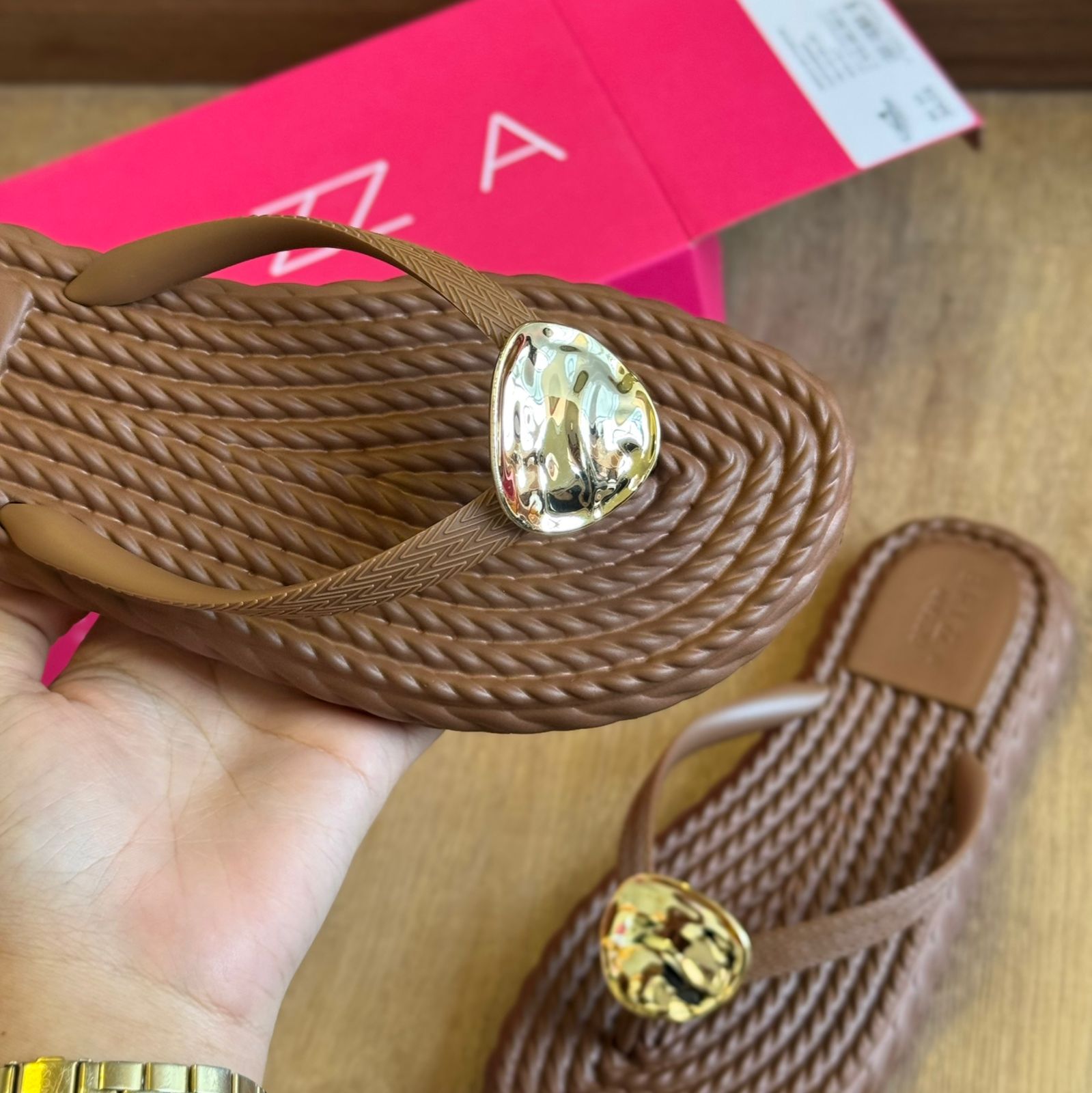 Rasteira Arezzo Detalhe Dourado Z191550006