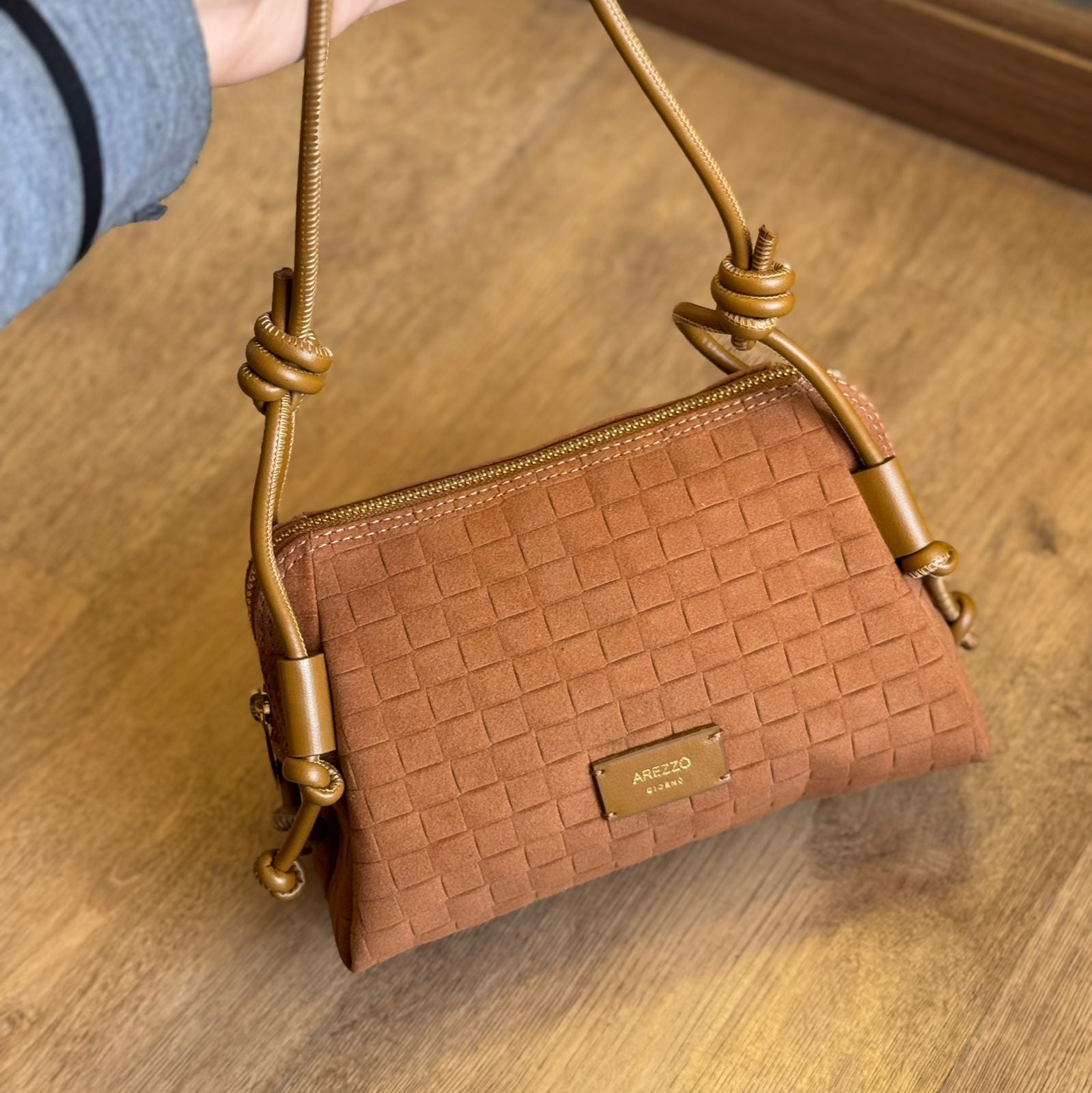 Bolsa Tiracolo Arezzo Camurça Tressê Pequena A500210976