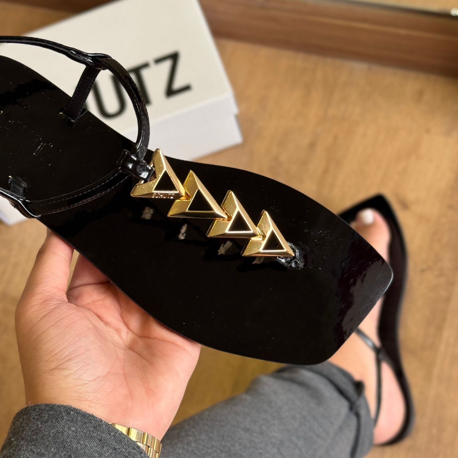 Sandália Schutz Rasteira Triangulos Dourados S224460001