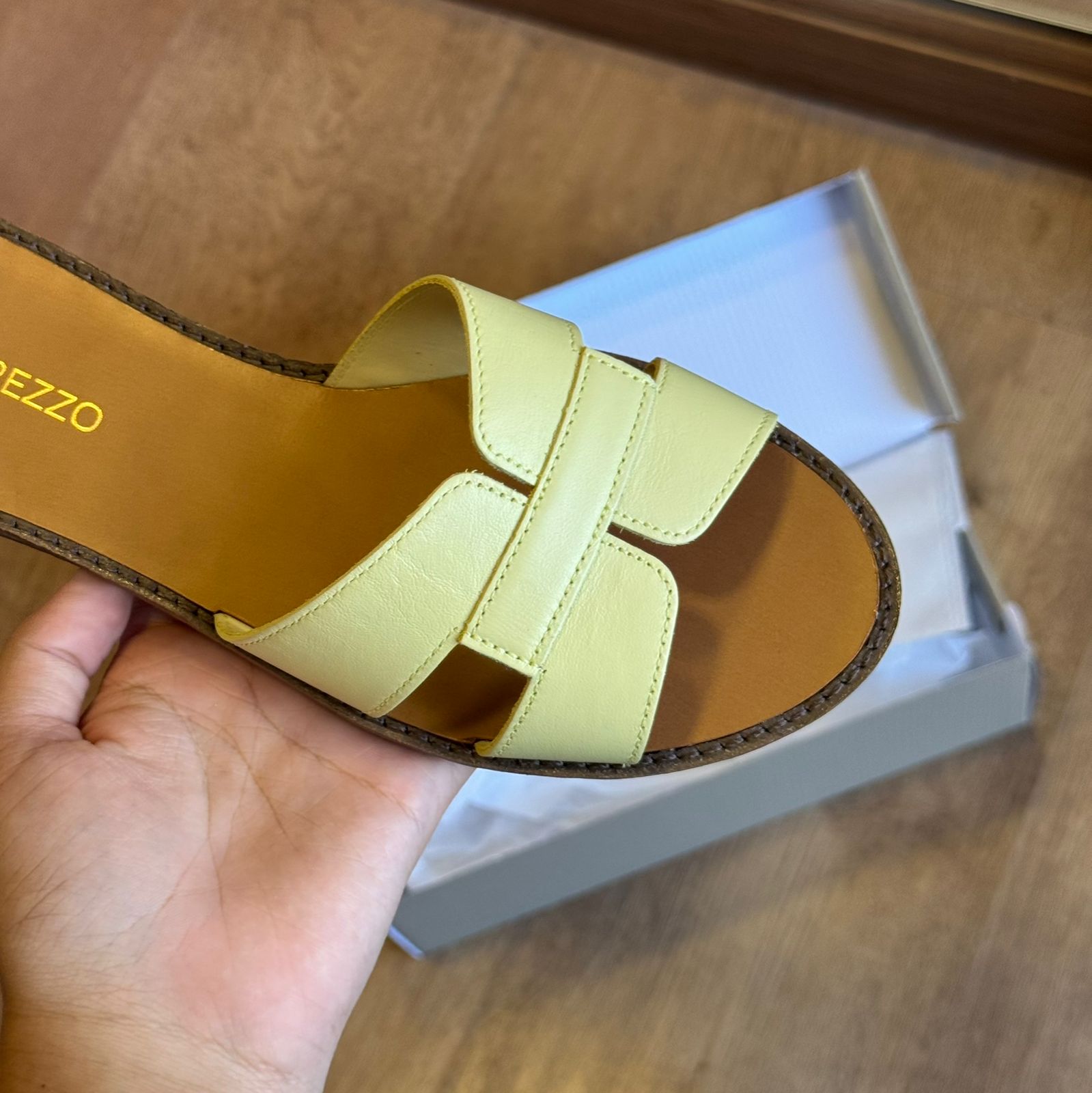 Chinelo Couro Arezzo Essenciais A110570001