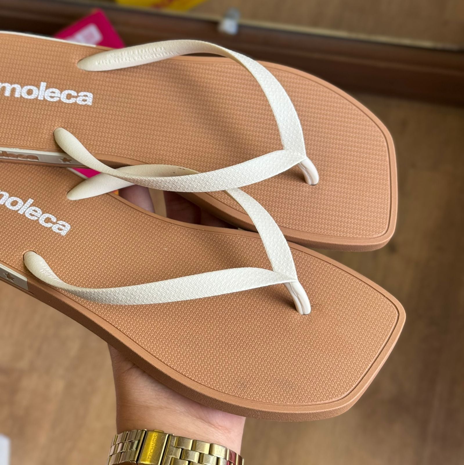 Chinelo de Dedo Moleca Detalhes da Marca 5552.200