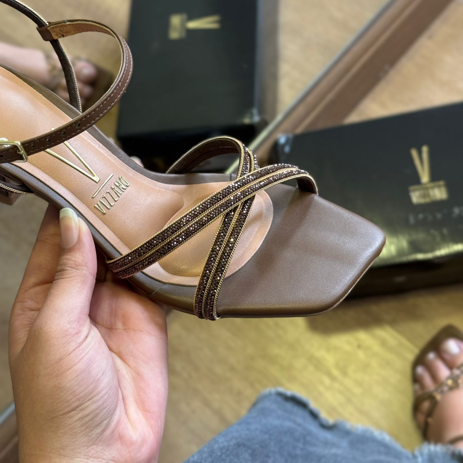 Sandália Vizzano Salto Fino Tiras Brilhosas 6536.105