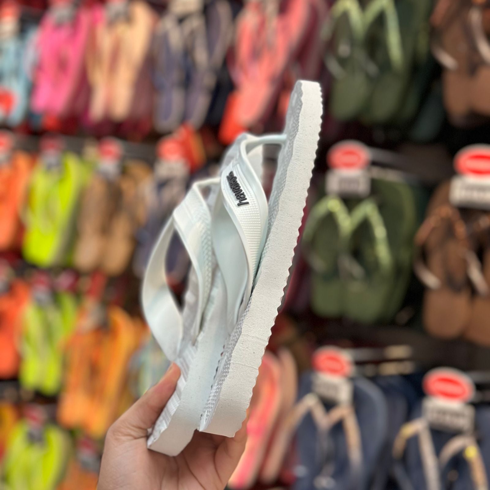 Havaianas Track Waves